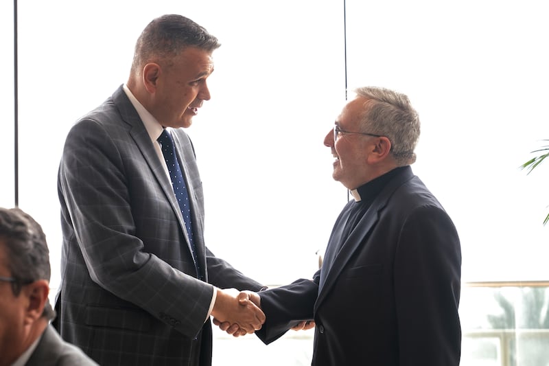 El élder Juan Pablo Villar, Setenta Autoridad General y presidente del Área Noroeste de América del Sur de La Iglesia de Jesucristo de los Santos de los Últimos Días, saluda a un líder de fe en el primer Simposio Internacional sobre Libertad Religiosa en Lima, Perú, 4-5 de agosto de 2026.