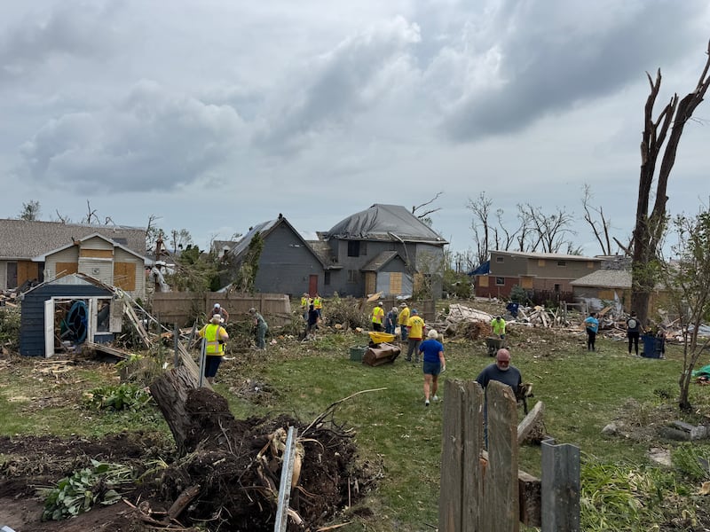 Los santos de los últimos días y otros en el noreste de Wisconsin ayudan a limpiar los escombros después del tornado EF-3 que tocó tierra el 27 de julio de 2026.