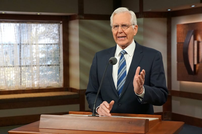 El élder D. Todd Christofferson del Cuórum de los Doce Apóstoles habla desde el Edificio de las Oficinas de la Iglesia el viernes, 29 de octubre de 2021.
