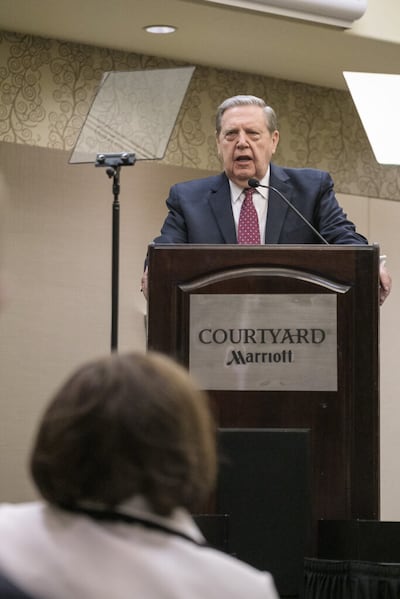 La hermana Patricia Terry Holland, en primer plano a la izquierda, escucha mientras su esposo, el élder Jeffrey R. Holland, del Cuórum de los Doce Apóstoles de La Iglesia de Jesucristo de los Santos de los Últimos Días, la presenta en el BYU Management Society Scholarship Banquet 2021 el viernes, 5 de noviembre de 2021 en St. George, Utah.