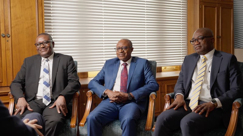 El élder Alfred Kyungu, el élder Adeyinka A. Ojediran y el élder Isaac K. Morrison son entrevistados en Salt Lake City en un video publicado el lunes, 18 de mayo de 2026.