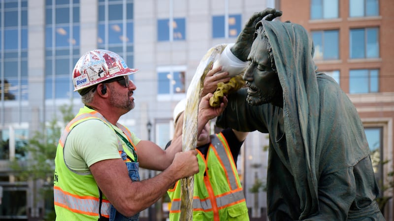 Miembros del equipo instalan la estatua "Jesucristo en Getsemaní", creada por el matrimonio Stefanie y Roger Hunt, justo al sur del Templo de Salt Lake, el miércoles 17 de septiembre de 2025.
