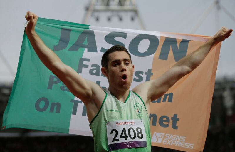 El irlandés Jason Smyth celebra después de ganar la última carrera masculina de 100 metros T13 en los Juegos Paralímpicos de 2012 en Londres, el sábado, 1 de septiembre de 2012.