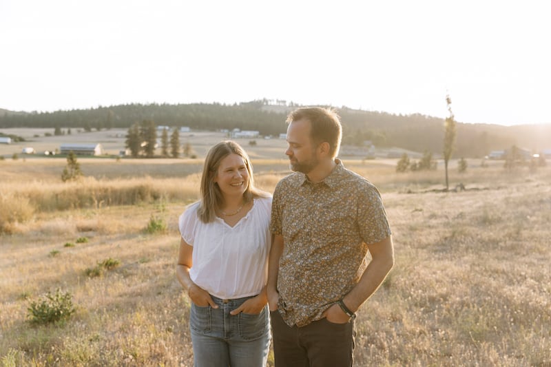 Lindsey y Matt Coons están de pie frente a su hogar en Spokane, Washington, el sábado 22 de agosto de 2026.