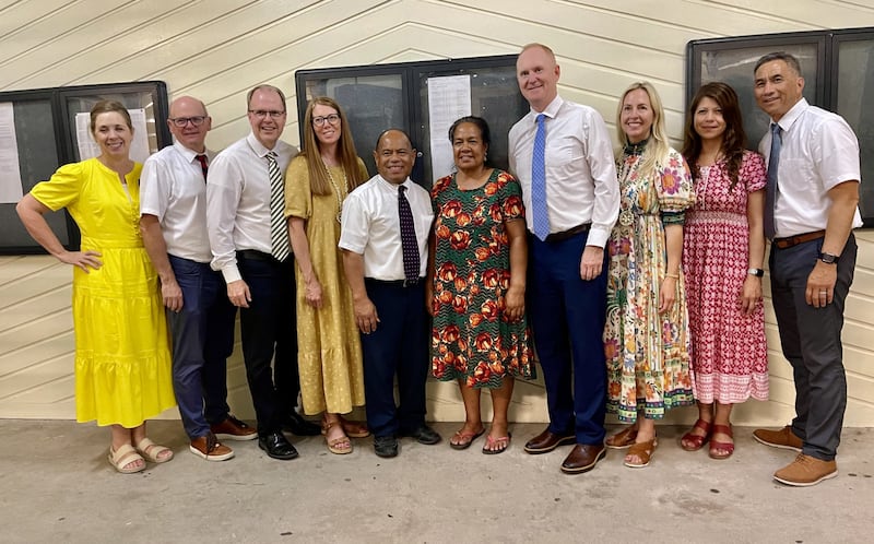 Líderes y cónyuges Santos de los Últimos Días de BYU–Pathway Worldwide y BYU–Hawái posan para una foto antes de un devocional en Tarawa, Kiribati, en julio de 2024.