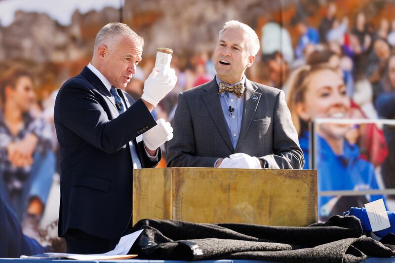 El presidente de BYU, C. Shane Reese, sostiene un frasco de ositos de canela liofilizados incluidos en la cápsula del tiempo que se colocó en la biblioteca en 1976 durante el centenario de la Universidad Brigham Young. La cápsula del tiempo fue desempacada durante un evento del Día del Fundador en la Plaza Brigham en Provo, Utah, el jueves 16 de octubre de 2025.