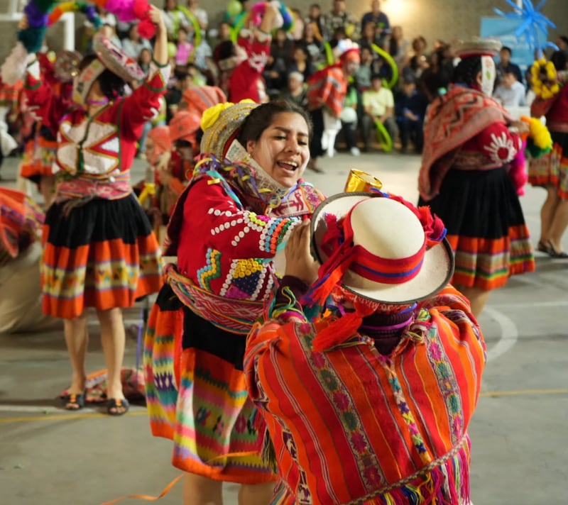 Un baile muestra la cultura peruana durante un festival celebrado para conmemorar el centésimo aniversario de los Institutos de Religión en Lima, Perú, el 26 de septiembre de 2026.