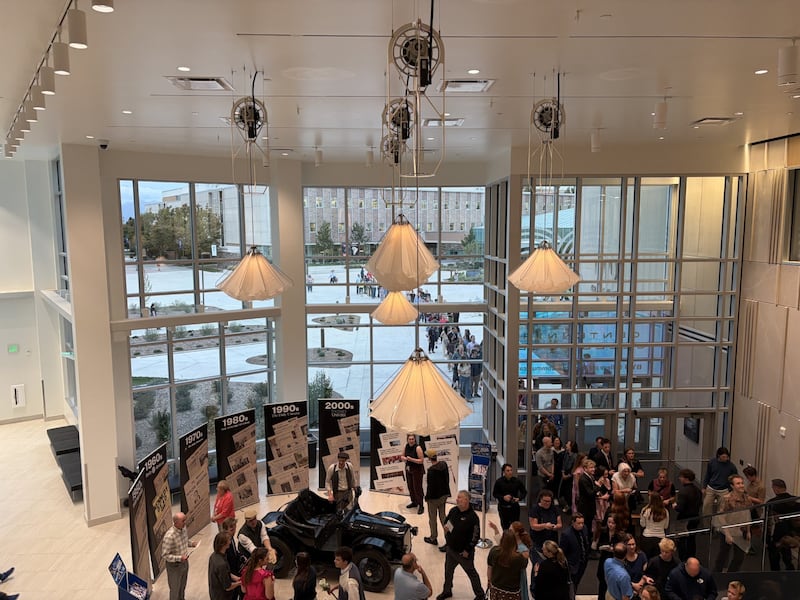 Los asistentes entran al edificio de Artes para la Celebración del Centenario en BYU en Provo, Utah, el 10 de octubre de 2026.