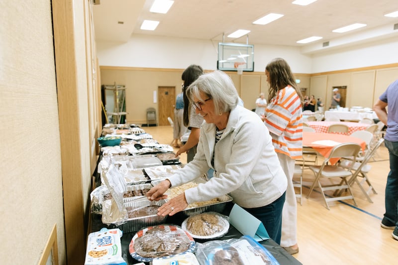 Miembros de la Estaca Spokane Washington sirven una cena para las personas afectadas por los incendios forestales en Spokane, Washington.