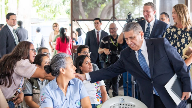 Élder Patricio M. Giuffra se reúne con funcionarios de salud e invitados durante una ceremonia de presentación de equipo y muebles médicos en Escuintla, Guatemala, 24 de agosto de 2026.