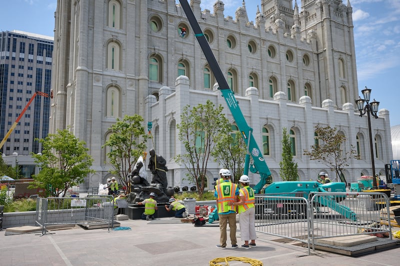 Los equipos instalan la estatua Jesucristo con la Mujer en el Pozo en la Plaza del Templo en Salt Lake City el miércoles, 15 de julio de 2026.