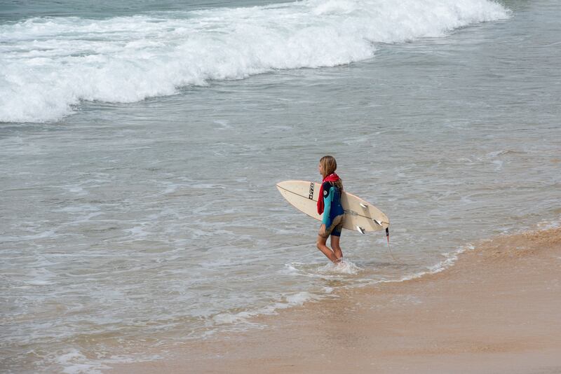 Un surfista se prepara para atrapar una ola durante el Coffs Soul Surfest en Coffs Harbour, Australia, del 26 al 29 de septiembre de 2025.