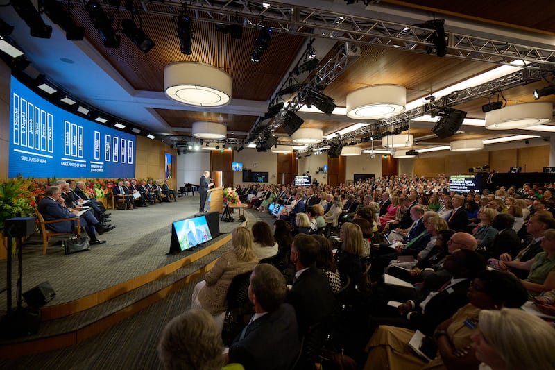 El élder Quentin L. Cook, del Cuórum de los Doce Apóstoles, habla en el Seminario para Nuevos Líderes de Misión de 2026 en el Centro de Capacitación Misional de Provo en Provo, Utah, el 19 de junio de 2026.