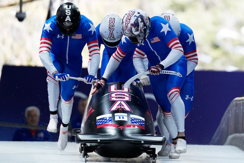 Kristopher Horn, al frente, Caleb Furnell, atrás, Hunter Powell y Carsten Vissering, del equipo de Estados Unidos, comienzan una carrera de trineo de cuatro hombres en los Juegos Olímpicos de Invierno de 2026 en Cortina d'Ampezzo, Italia, el sábado 21 de febrero de 2026.
