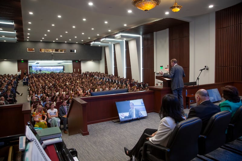 El élder Gary E. Stevenson, del Cuórum de los Doce Apóstoles, habla a más de 700 misioneros en el Centro de Capacitación Misional.