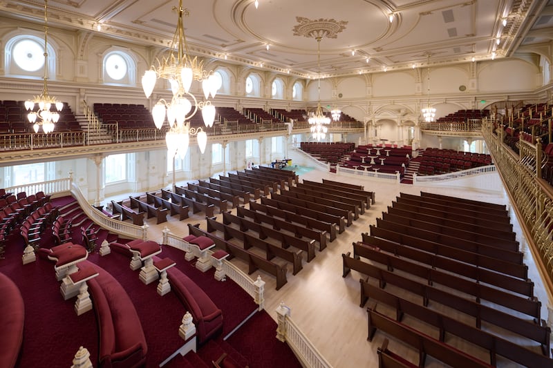 La sala de asamblea en el piso superior del Templo de Salt Lake en Salt Lake City se muestra el martes, 23 de junio de 2026.