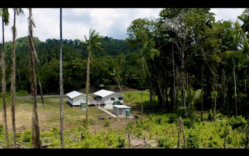 Una capilla simplificada en Papúa Nueva Guinea equipada con paneles solares e internet satelital permite que las congregaciones se reúnan, estudien y participen en los programas de la Iglesia en áreas remotas.