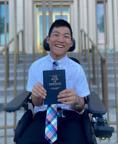 El élder Chad McKendrick, quien actualmente está sirviendo en una misión de servicio de la Iglesia, aparece en la foto frente al Templo de Gilbert Arizona.