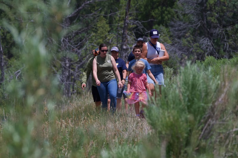 Miembros de la familia Abinadi y Hannah Seely Olsen caminan en una reunión familiar el sábado, 4 de julio de 2026, en Joe's Valley, Utah.