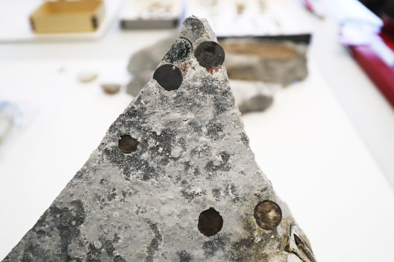Algunas monedas permanecen en el concreto de la piedra angular y cápsula del tiempo del Templo de Salt Lake en Salt Lake City, el martes, 14 de julio de 2020.