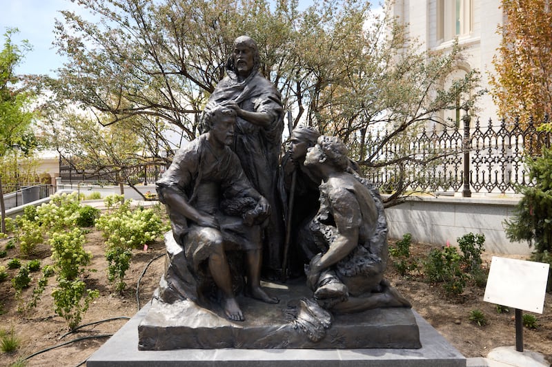 La estatua "Jesucristo Ordena a los Apóstoles" se muestra en Temple Square en Salt Lake City, Utah, el 16 de julio de 2026.