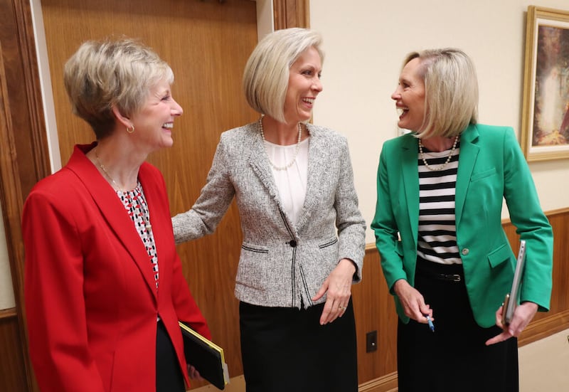 De izquierda a derecha, la hermana Jean B. Bingham, presidenta general de la Sociedad de Socorro, la hermana Joy D. Jones, presidenta general de la Primaria, y la hermana Bonnie H. Cordon, presidenta general de las Mujeres Jóvenes, se reúnen en el edificio de la Sociedad de Socorro en el Lago Salado, el 4 de septiembre de 2018.