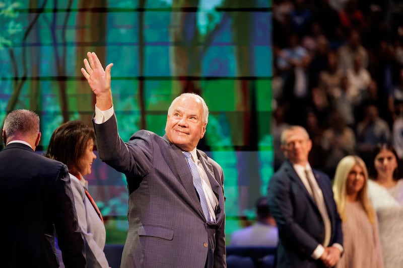 El élder Ronald A. Rasband del Cuórum de los Doce Apóstoles saluda al entrar al Centro Marriott de BYU en Provo, Utah, el martes 27 de octubre de 2026.