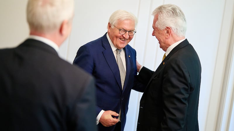 El presidente federal de Alemania, Frank-Walter Steinmeier, al centro, conversa con el presidente Dieter F. Uchtdorf, presidente en funciones del Cuórum de los Doce Apóstoles.