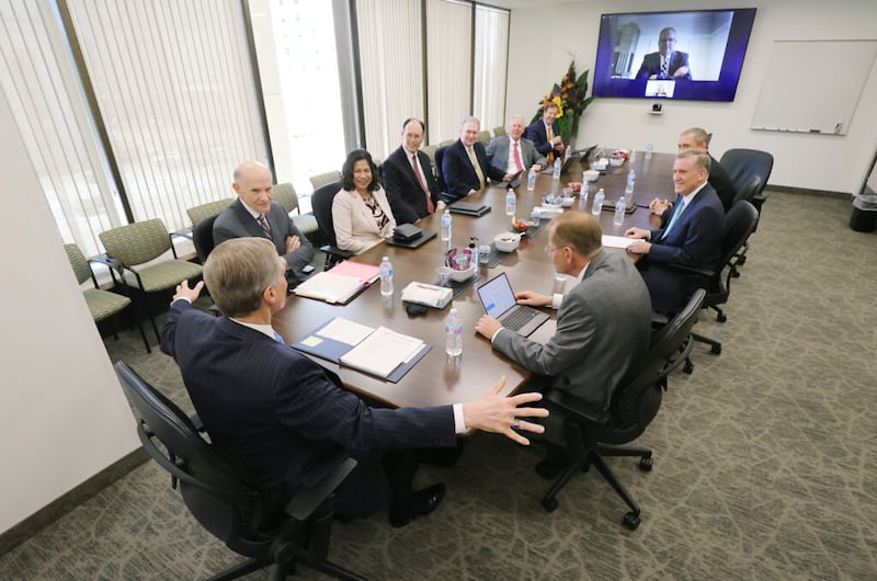 El élder David A. Bednar del Cuórum de los Doce Apóstoles dirige una reunión del Consejo Ejecutivo de Templos e Historia Familiar en el Edificio de Oficinas de la Iglesia en Salt Lake City el miércoles, 2 de junio de 2021.