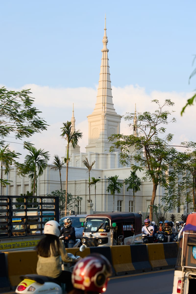 El Templo de Phnom Penh, Camboya, visto desde una carretera cercana.