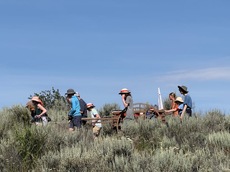 Los jóvenes de la Estaca Valle de Spokane Washington tiran carretillas de mano por la Montaña de Drybuck en Bend, Idaho durante el Trekking el 25 de junio de 2026.