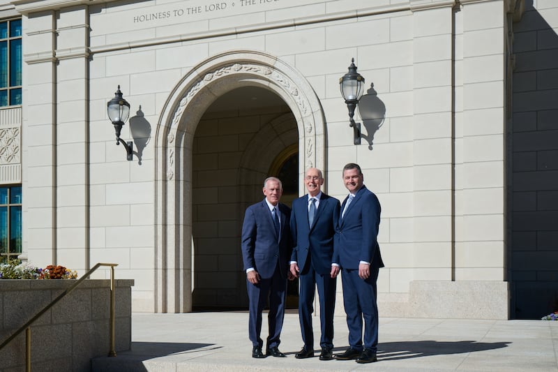 El presidente Henry B. Eyring está de pie frente al Templo de Montpelier Idaho entre los Setentas Autoridades Generales élder Steven R. Bangerter, a la izquierda, y élder Ricardo P. Giménez, a la derecha.