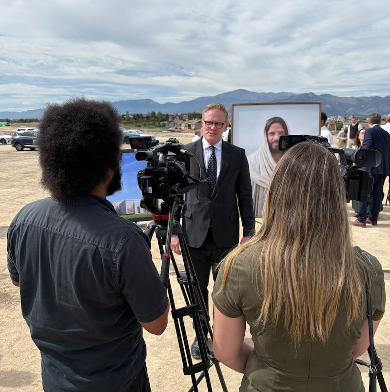 El élder Karl D. Hirst — Setenta Autoridad General y miembro de la presidencia del Área Central de Estados Unidos de la Iglesia — habla a los representantes de prensa en la ceremonia de colocación de la primera piedra del Templo de Colorado Springs Colorado el sábado 12 de septiembre de 2026 en Colorado Springs, Colorado.