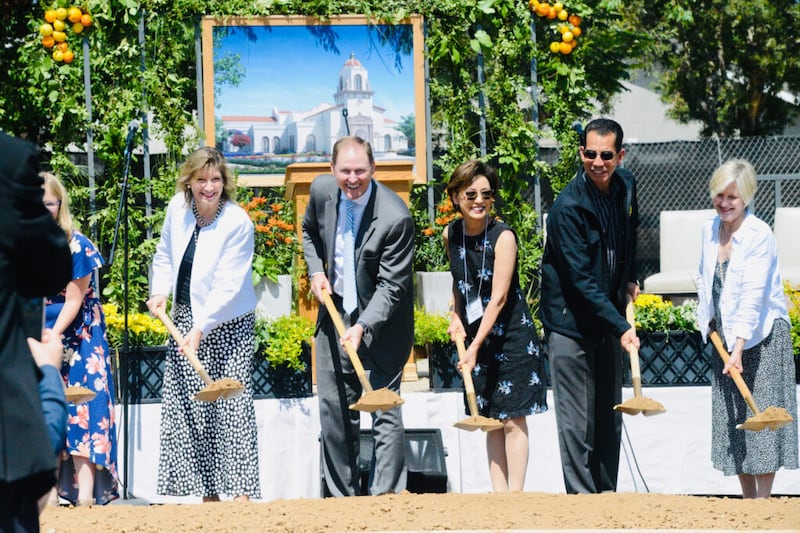 El élder Mark A. Bragg, su esposa, la hermana Yvonne Bragg, y los invitados especiales participan ceremonialmente en el volteo de tierra del Templo de Yorba Linda, California, el sábado 18 de junio de 2022.