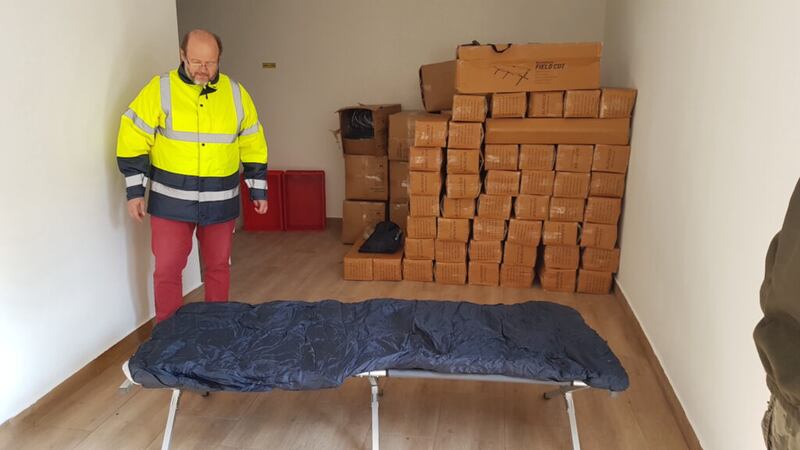 El alcalde de Diosjeno, Hungría, acepta la entrega de la donación de la Iglesia de 100 camas temporales y 96 sacos de dormir que fueron entregados a los refugiados en Diosjeno.