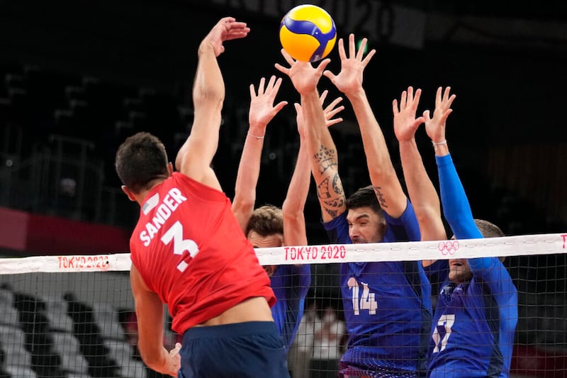 Taylor Sander, de Estados Unidos, remata durante un partido de la ronda preliminar del grupo B de voleibol masculino contra Francia, en los Juegos Olímpicos de Verano de 2020, el sábado, 24 de julio de 2021 en Tokio, Japón.