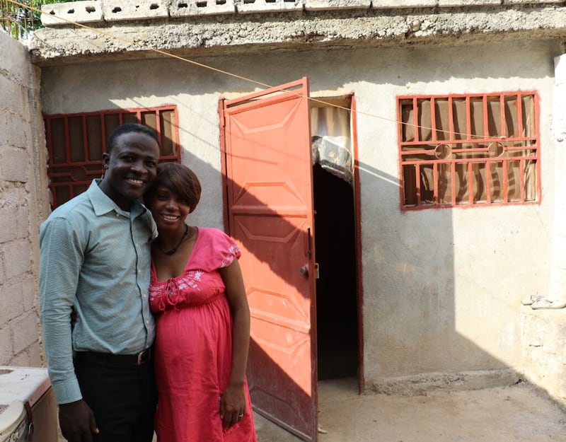 Bernardo y Marie Clair Jean-Jacque afuera de su casa en Puerto Príncipe, Haití, el viernes 30 de agosto de 2019, antes de la dedicación del nuevo templo.