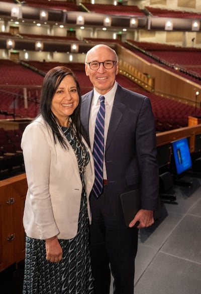 El élder Arnulfo Valenzuela, Setenta Autoridad General, y su esposa, la hermana Pilar Valenzuela, posan para una foto antes de que él hable durante un devocional en el campus el 17 de mayo de 2022.