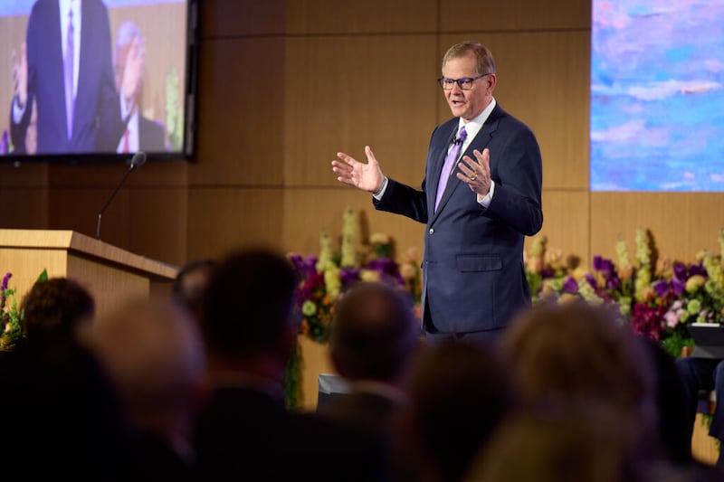 El élder Gary E. Stevenson, del Cuórum de los Doce Apóstoles de la Iglesia de Jesucristo de los Santos de los Últimos Días, se dirige a los líderes de misión durante el Seminario para Nuevos Líderes de Misión 2022, el viernes, 24 de junio de 2022.