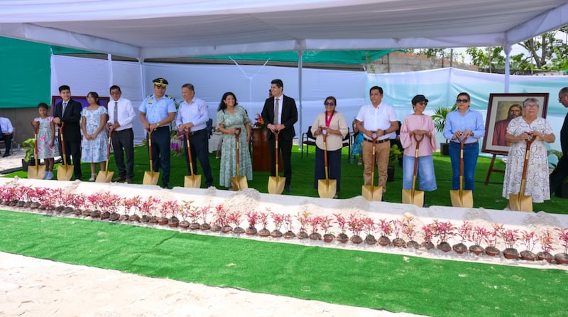 Líderes de la Iglesia, funcionarios del gobierno y representantes de la comunidad participan en la ceremonia de colocación de la primera piedra del Templo de Iquitos Perú.