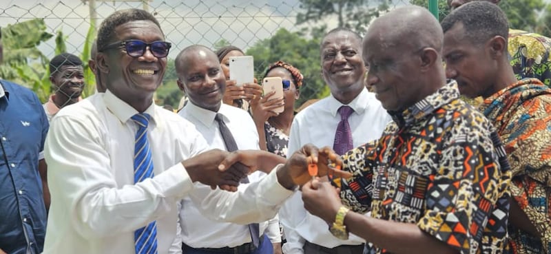 El presidente de la Estaca Ghana Ejisu entrega las llaves de la instalación de un pozo de agua al jefe de la aldea en Addokrom, Ghana, el 22 de julio de 2025.
