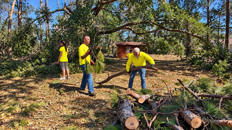 Los voluntarios de Los Santos de los Últimos Días ayudan a los vecinos y amigos a limpiar después del huracán Isaías en Pensacola, Florida, el sábado, 17 de octubre de 2026.