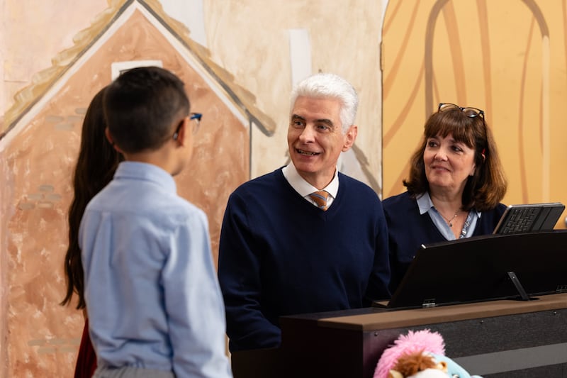 El élder Gérald Caussé y la hermana Valérie Caussé hablan con niños durante la transmisión Amigo a Amigo de septiembre de 2026.