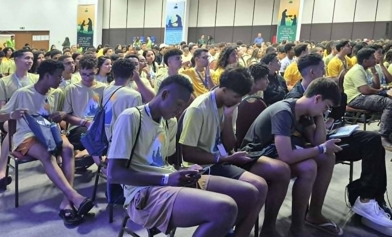 Los jóvenes leen las Escrituras en sus teléfonos durante una sesión de FSY en Río de Janeiro, Brasil, en febrero de 2026.