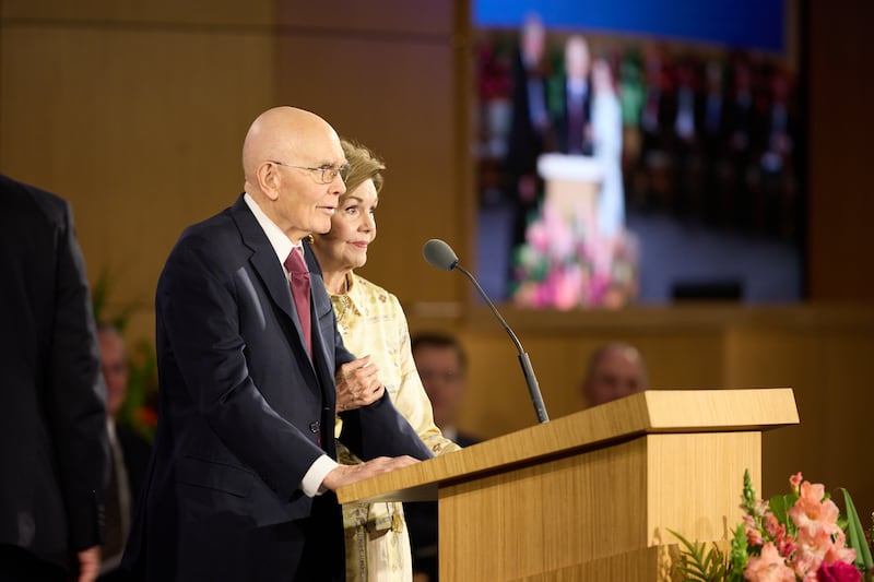 El presidente Dallin H. Oaks está de pie junto a su esposa, la hermana Kristen Oaks, en la sesión del sábado 20 de junio de 2026 del Seminario para Nuevos Líderes de Misión en el Centro de Capacitación Misional de Provo en Provo, Utah.