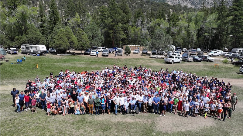 Más de 600 miembros de la familia Abinadi y Hannah Seely Olsen se reunieron en Joe's Valley para su reunión familiar bienal el sábado, 4 de julio de 2026.