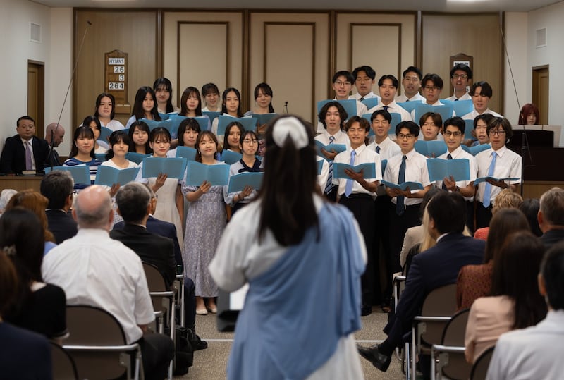 Un coro canta en la reunión del 125 aniversario de Japón en Yamate, Yokohama, el 30 de agosto de 2026.