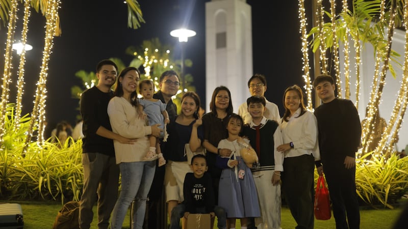 Las familias asisten a la ceremonia de encendido de luces navideñas en el Templo de Manila, Filipinas, el 13 de noviembre de 2025