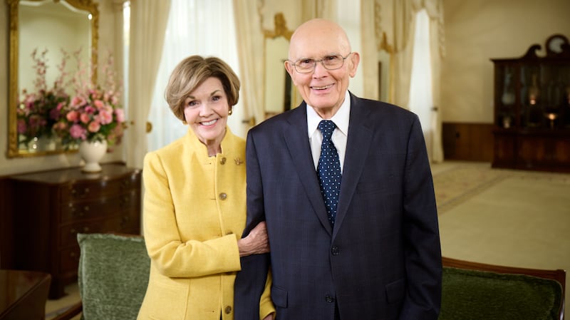 El presidente Dallin H. Oaks y su esposa, la hermana Kristen Oaks, posan para una foto en el Edificio de la Sociedad de Socorro en Salt Lake City, Utah, el miércoles 15 de octubre de 2025.