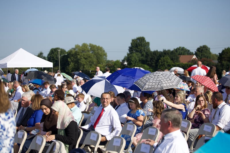 Líderes locales, miembros de La Iglesia de Jesucristo de los Santos de los Últimos Días y miembros de la comunidad se reúnen en la ceremonia de colocación de la primera piedra del Templo de Huntsville, Alabama, el sábado 15 de agosto de 2026, en Madison, Alabama.